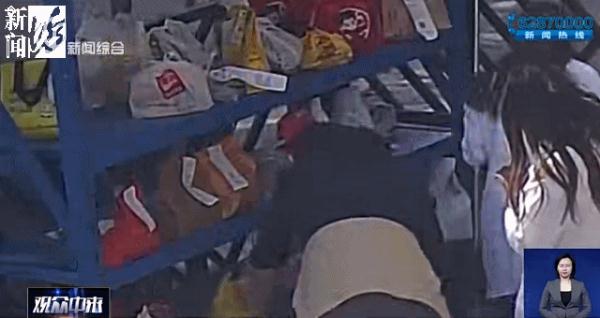 上海三甲医院门口,患者家属竟做出这种事!民警怒斥:你有没有良心啊? 上海三甲医院门口,患者家属竟做出这种事!民警怒斥:你有没有良心啊?