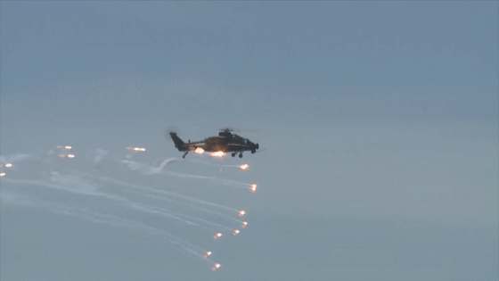 昆仑山下,“战鹰”与雪山绝美同框 昆仑山下,“战鹰”与雪山绝美同框