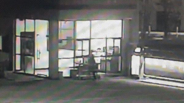 贵州一男孩疑似被陌生人尾随,跑进消防队求助…… 贵州一男孩疑似被陌生人尾随,跑进消防队求助……