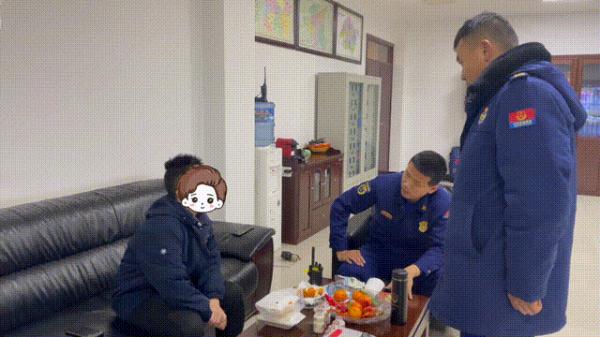 贵州一男孩疑似被陌生人尾随,跑进消防队求助…… 贵州一男孩疑似被陌生人尾随,跑进消防队求助……
