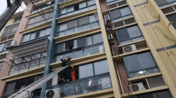 “你吓死妈妈啦”!男童翻越4楼窗台太揪心! “你吓死妈妈啦”!男童翻越4楼窗台太揪心!