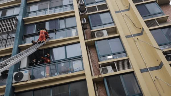 “你吓死妈妈啦”!男童翻越4楼窗台太揪心! “你吓死妈妈啦”!男童翻越4楼窗台太揪心!