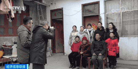 连续35年，他们为乡邻拍摄全家福！幸福感满满→