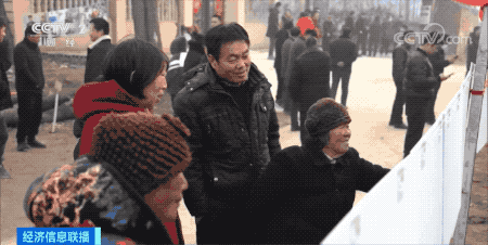 连续35年，他们为乡邻拍摄全家福！幸福感满满→
