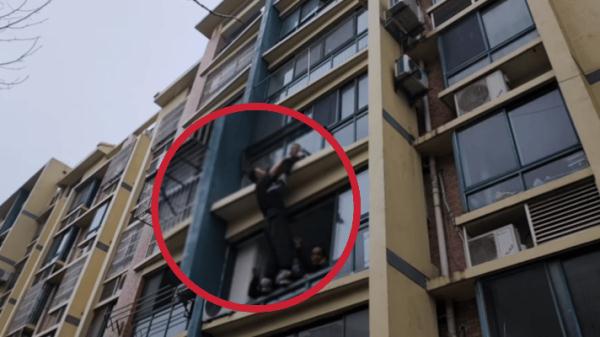 “你吓死妈妈啦”!男童翻越4楼窗台太揪心! “你吓死妈妈啦”!男童翻越4楼窗台太揪心!