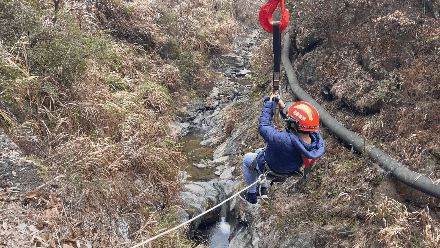 惊险!一对夫妻驾车时坠下近20米深山涧 惊险!一对夫妻驾车时坠下近20米深山涧