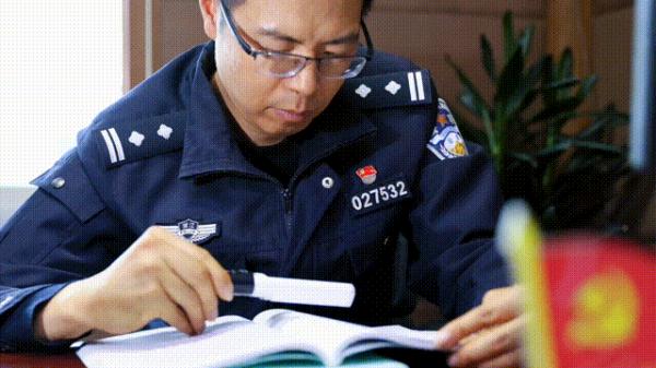 《狂飙》安欣原型曝光！38岁满头白发、20厘米刀伤……现实比电视剧更惊心动魄