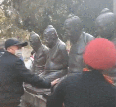 游客高喊“还我河山”砸秦桧像，景区报警