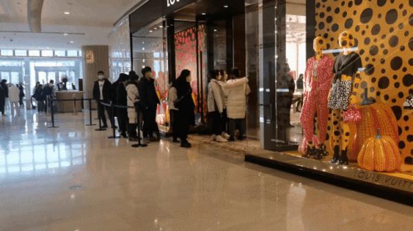 涨价？售罄！这一奢侈品店大排长龙