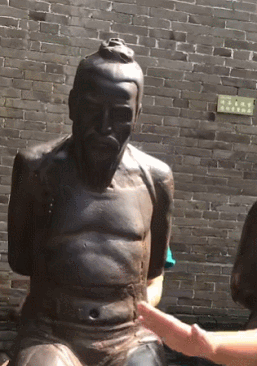 游客高喊“还我河山”砸秦桧像，景区报警