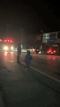 事发江苏，冬夜灭火消防员被一对父子暖到了