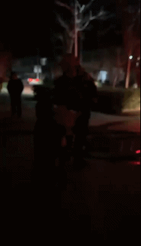 事发江苏，冬夜灭火消防员被一对父子暖到了