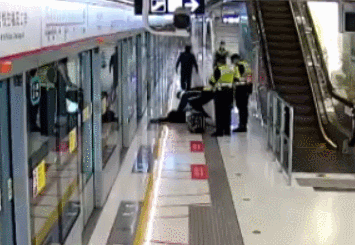 女子在地铁上突然晕倒！这个救命操作要记住