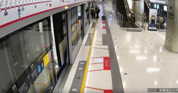 女子在地铁上突然晕倒！这个救命操作要记住