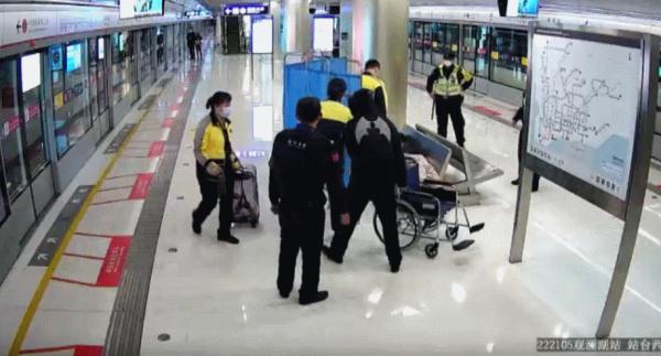 女子在地铁上突然晕倒！这个救命操作要记住