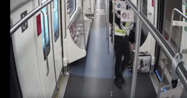 女子在地铁上突然晕倒！这个救命操作要记住