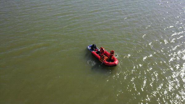 垂钓被困湖中，消防员“江湖救急”！