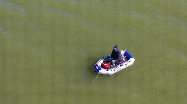 垂钓被困湖中，消防员“江湖救急”！