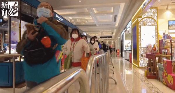 惊到了！有人带着保温杯、折叠凳通宵排队...上海人今天在抢啥便宜货？