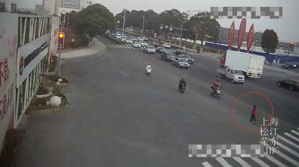 男孩迷途独行数公里 民警迅速找回助团圆 男孩迷途独行数公里 民警迅速找回助团圆