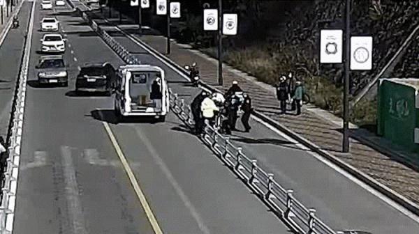 老人跌沟里了！他们飞奔过来……