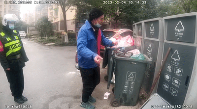 垃圾清运员捡10000元现金，还钱但提了个要求！网友：格局打开