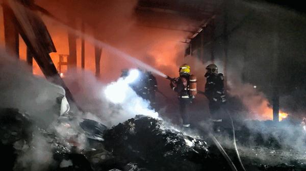 火光冲天！西安一废品回收站起火，旁边就是加气站