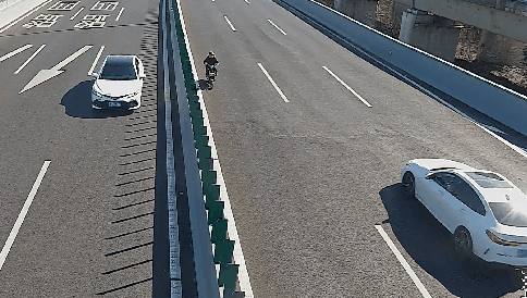 杭州高架这一幕太惊险……多人被警方拦截！