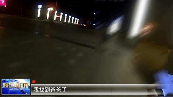 在火车站，他竟然丢下儿子去洗澡……