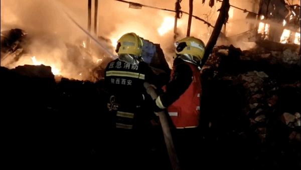 火光冲天！西安一废品回收站起火，旁边就是加气站