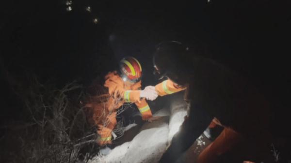 黑夜里，江苏消防遍山紧急搜寻两名女生...
