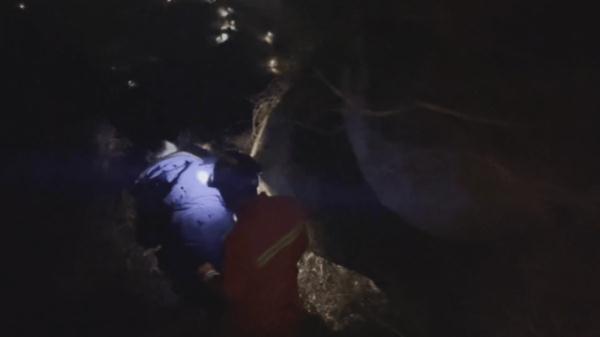 黑夜里，江苏消防遍山紧急搜寻两名女生...