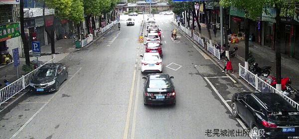 请一定给孩子看！“奔跑式”过马路，他们不幸被撞飞！