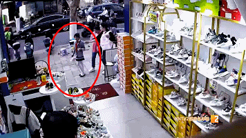 吓人!昆明街头一把菜刀从天而降,差点砸到放学途中的孩子! 吓人!昆明街头一把菜刀从天而降,差点砸到放学途中的孩子!