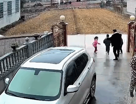 请一定给孩子看！“奔跑式”过马路，他们不幸被撞飞！