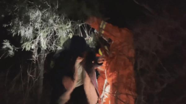 黑夜里，江苏消防遍山紧急搜寻两名女生...