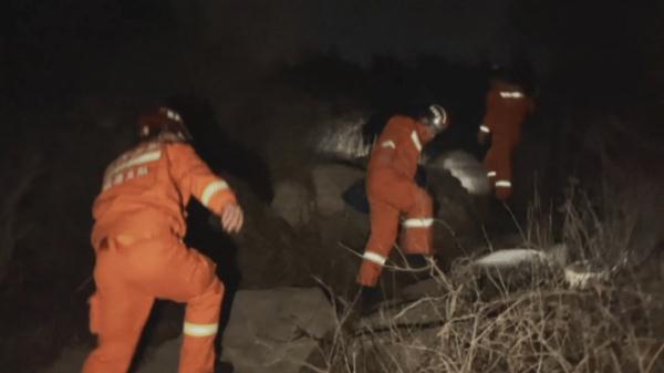 黑夜里，江苏消防遍山紧急搜寻两名女生...