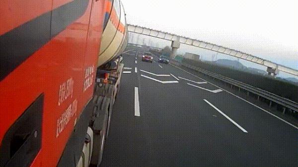 高速惊险一幕！司机乘客双双跳车……