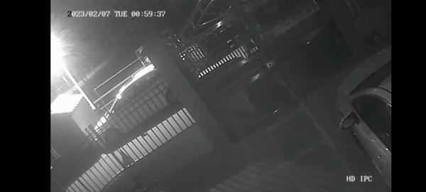 监控曝光！民众一男子盗窃车内财物被拍下作案瞬间