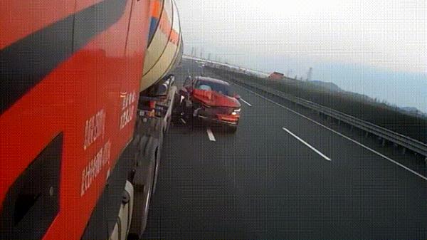 高速惊险一幕！司机乘客双双跳车……