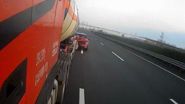 高速惊险一幕！司机乘客双双跳车……