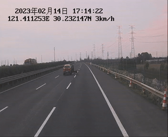 高速上演惊险一幕！俩小伙跳车“逃生”