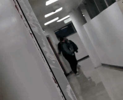 “老师，班里有人打架！”班主任一溜小跑赶到教室后惊了……