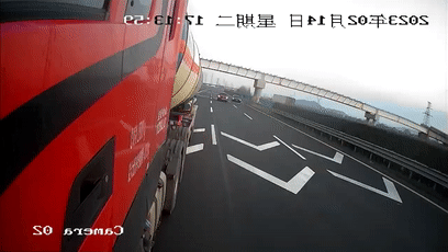 高速上演惊险一幕！俩小伙跳车“逃生”