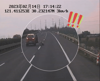 高速上演惊险一幕！俩小伙跳车“逃生”
