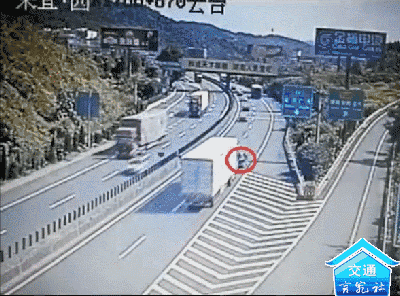 高速路上，司机这个举动让民警都捏了一把汗……