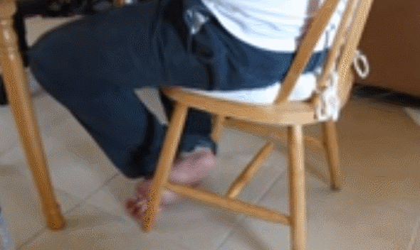 热搜！看电影遇后排观众“抖腿” ，男子一怒之下…栽了