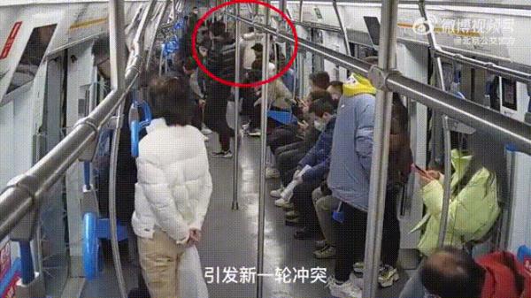 从车厢打到站台!北京地铁上两男子多次互殴,警方出手—— 从车厢打到站台!北京地铁上两男子多次互殴,警方出手——