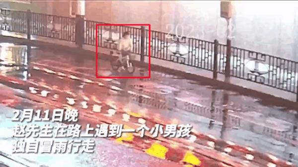 十岁男孩雨夜独自行走,男子紧紧跟随……结局很暖心 十岁男孩雨夜独自行走,男子紧紧跟随……结局很暖心