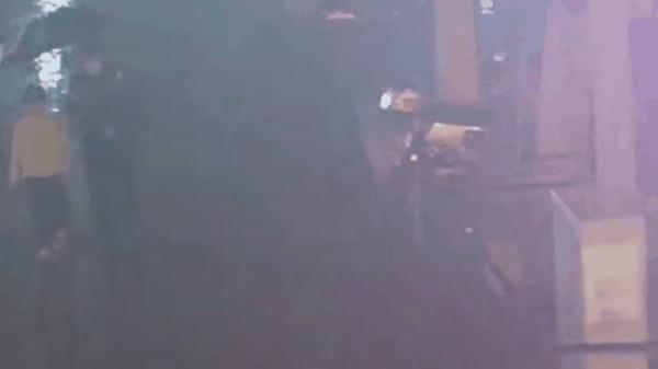 十岁男孩雨夜独自行走,男子紧紧跟随……结局很暖心 十岁男孩雨夜独自行走,男子紧紧跟随……结局很暖心